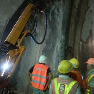 CIFA的技術員與百基的技術員，一起在隧道內了解CIFA CST-8.20噴漿機的噴漿情況。
