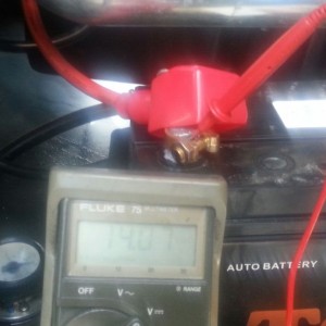 定期檢查後，發覺電池叉電電壓比正常為高(約13V)。這會影響電池壽命。