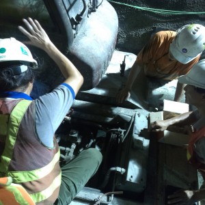 百基的電工正在隧道內，檢查閥門。