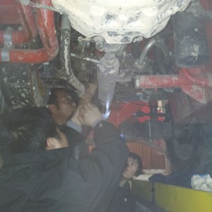 液壓泵的油壓不穩定，百基維修員正在車間內了解原因。